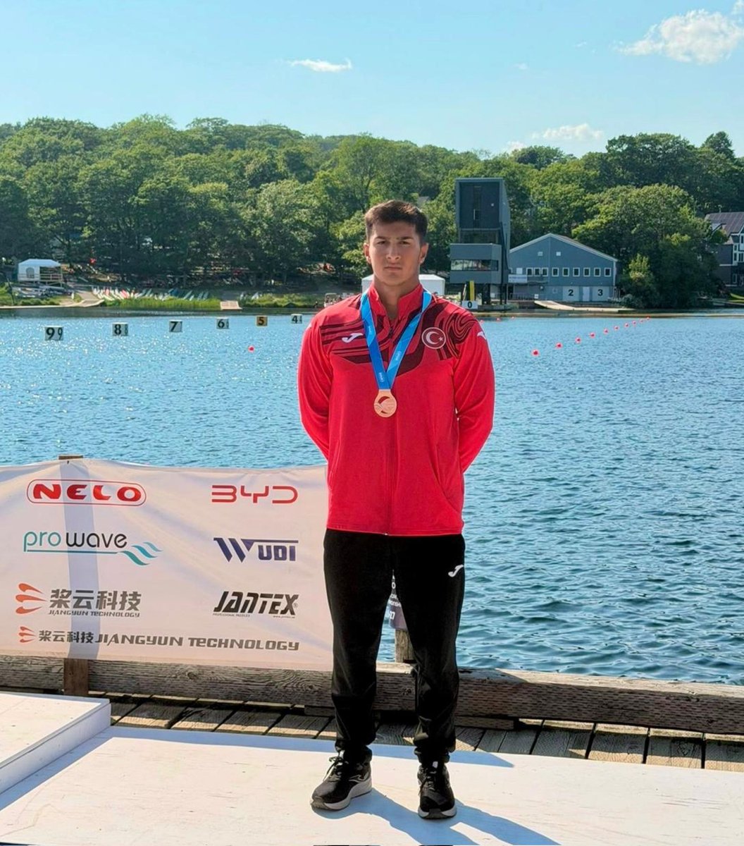 hamzayerlikaya's tweet photo. Kanoda tarihi madalya! 🥉

2026 Kano Sprint Gençler ve U23 Dünya Şampiyonası’nda ülkemizi temsil eden millî kanocumuz Rahmi Kaan Karahan, K1 Genç Erkekler 200m A Finali’nde 38.79’luk derecesiyle dünya üçüncüsü oldu!

Tebrikler Kaan, seninle gurur duyuyoruz.🇹🇷👏🏻 https://t.co/8zCz5vE1KN