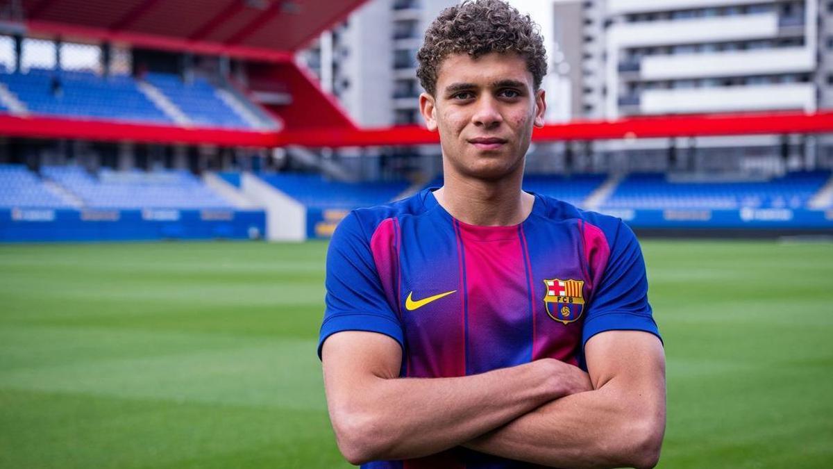 2010MisterChip's tweet photo. Hamza Abdelkarim nunca ha jugado con el Barcelona.
Hamza Abdelkarim nunca ha jugado con el Barcelona B.
Hamza Abdelkarim solo ha jugado con el Barcelona juvenil.

Por PRIMERA VEZ en TODA la historia de la Copa del Mundo, un chico que aún no ha debutado más allá de categorías juveniles, está disputando un partido de eliminación directa.