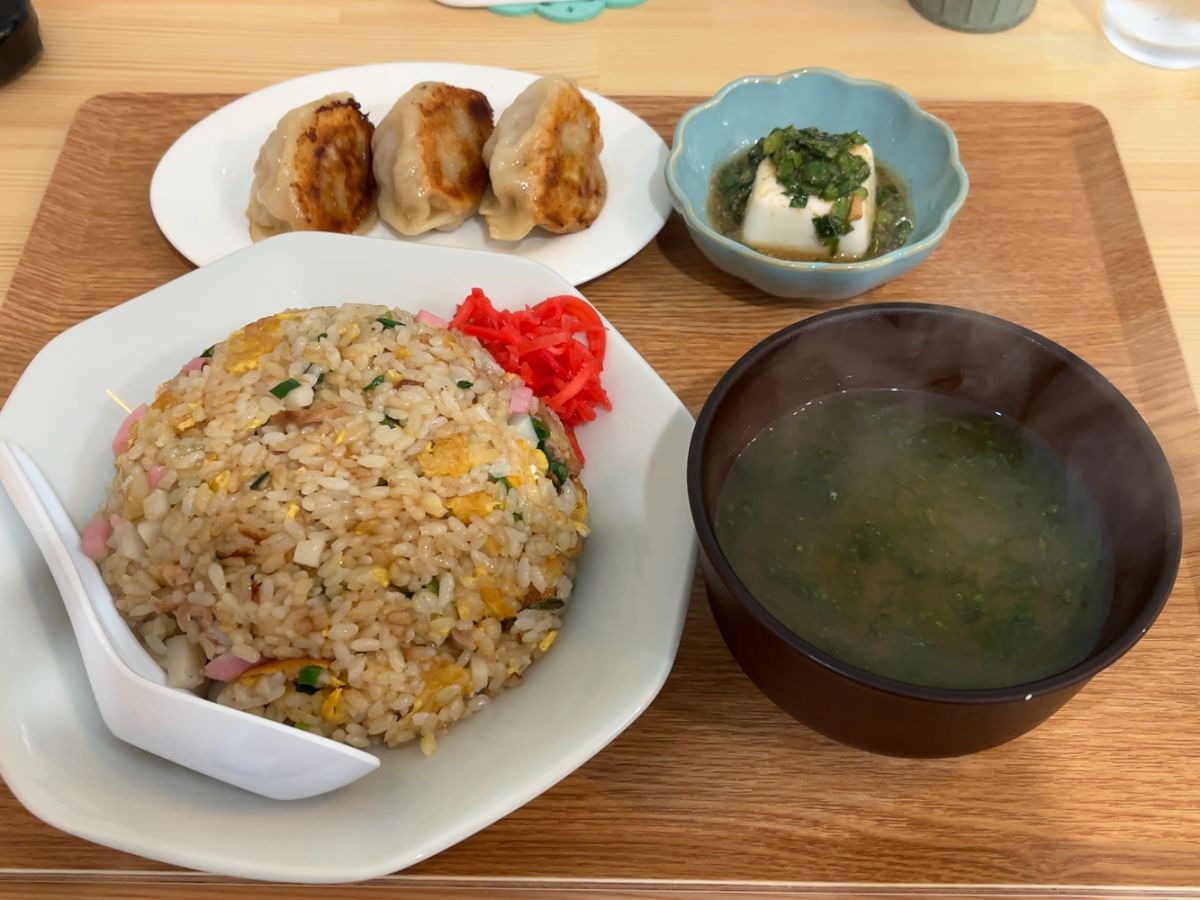_sakuji's tweet photo. 山の中のぎょうざ屋さん＠明科で、Bランチ（チャーハン定食）＋水餃子。パラパラのチャーハンに温かいニラダレが食欲をそそる水餃子。セットがお得で欲張ってしまいましたが、さすがに腹パン。 https://t.co/9sZxwxKAd4