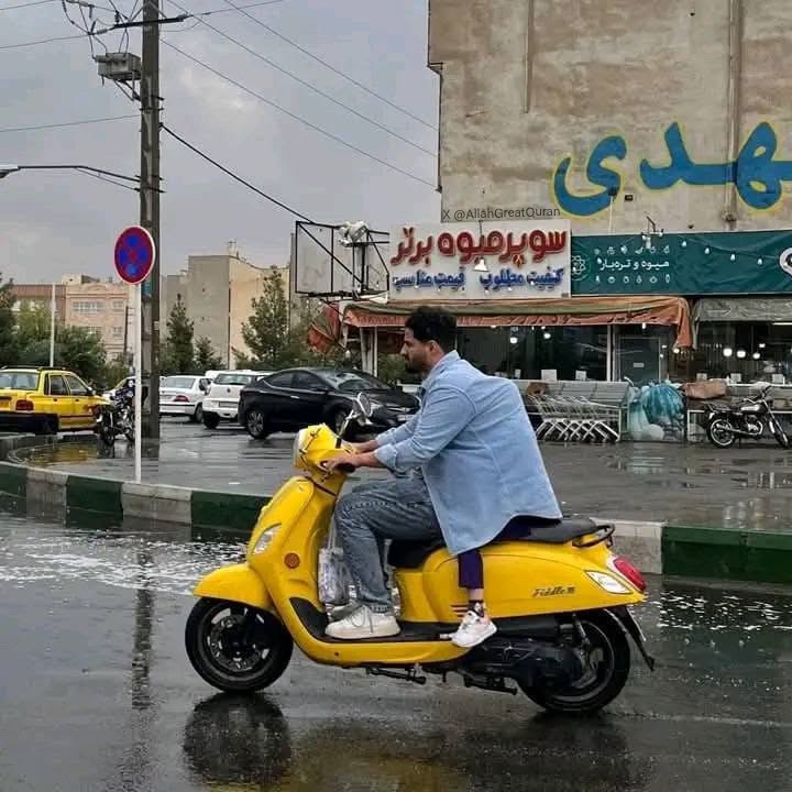 AllahGreatQuran's tweet photo. In Iran, a father protects his daughter from the rain. 🌧️♥️ https://t.co/aNgOKkERkx