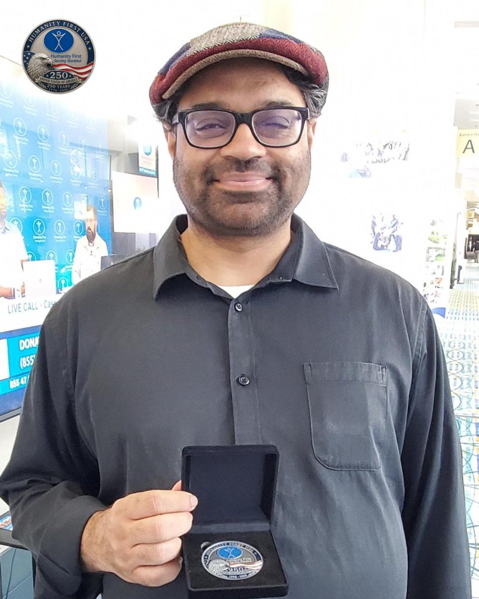 HFUSA's tweet photo. Our first $500 Challenge Coin Donor!
Sheraz Ahmed from Dallas Jama'at!

Come to the booth at the AMI Convention, make your donation and get your limited edition coin. #JalsaUSA #humanityfirstusa #ServingMankind https://t.co/ktlb5HrynK