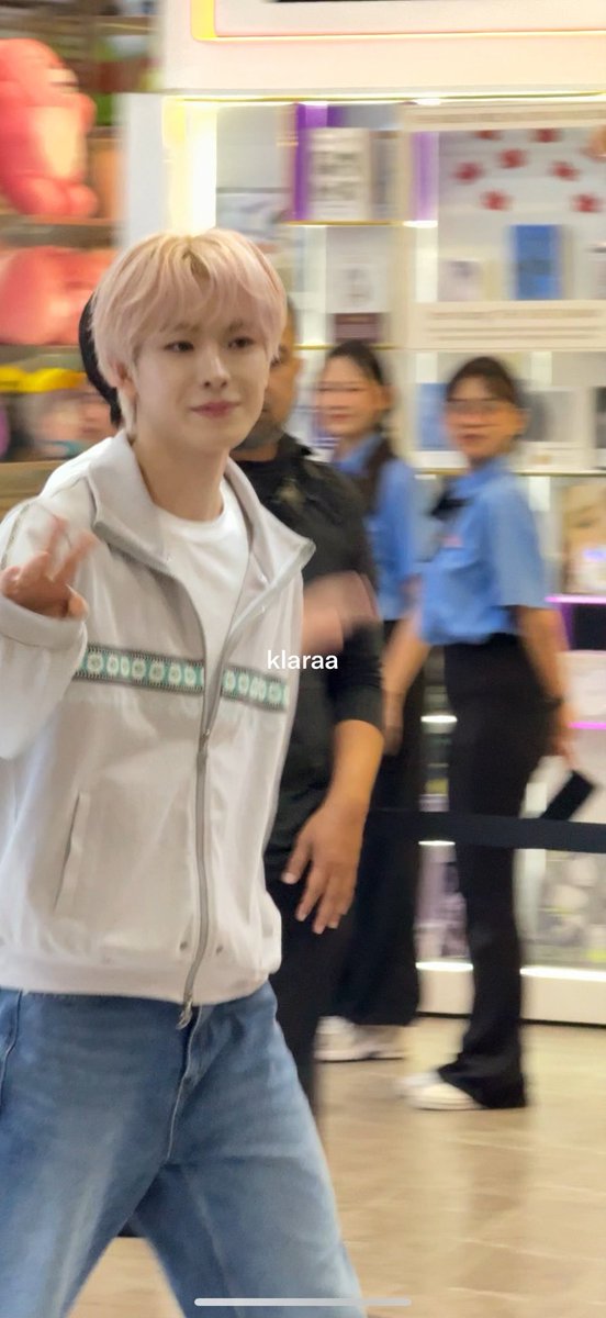 tklarrr's tweet photo. pertama kali ketemu yushi &amp; sehun sama"" di event mall gini, terharu, gbisa teriak, udah nya nangis, sayang nya waktu sehun foto nya udah ilang. ma sehuniee n ma yucan 🤏🏻🥺

sehunnie : nemenin jaman jaman smp-kuliah yucan : nemenin pas skrng kerja #yushi #sehun https://t.co/sx7F23CV43