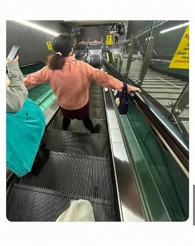 laterinfo_'s tweet photo. 사회성 낮은 거 은근히 티 나는 순간

사회성 낮은 사람은 뭘 보면 알 수 있을까? 
심리상담 박사에게 물으니 제일 티 나는 게 '길막(길을 막는 행동)'이라고 함.

사회적 지능이라는 건 결국 '나'와 '타인', 그리고 '상황'을 같이 고려하는 능력임. 
근데 이게 낮은 사람들은 그게 잘 안 됨. 에스컬레이터에서 내리자마자 딱 멈추는 사람, 엘리베이터 문 앞에서 갑자기 폰 꺼내는 사람, 사람 바글바글한 출입구에서 혼자 생각에 잠기는 사람. 주변에 꼭 한 명씩 있잖음.

이들이 나쁜 사람인 건 아님. 
근데 왜 그렇게 답답하냐면, 그 순간 자기 세계에만 있기 때문임. 
내가 여기서 멈추면 남의 통행을 방해할 수 있다는 것, 주변 사람과 이 상황 자체가 그 순간 눈에 안 들어오는 거임.

사실 사회적 지능의 핵심은 대화를 잘하는 것도, 말을 재치 있게 하는 것도 아님. "지금 이 상황에서 내 주변엔 어떤 사람들이 있고, 나의 행동이 그들에게 어떤 영향을 미치는가"를 무의식적으로 자동 감지하는 능력임. 길막은 그 능력의 아주 작은 단면일 뿐임.

그래서 이런 패턴이 반복된다면 다른 데서도 드러남. 대화 중 분위기 파악이 유독 느리거나, 상대가 불편해해도 잘 못 읽거나, 혼자만 신나서 얘기하다 뒤늦게 눈치채거나. 이건 성격 문제가 아니라 사회적 지능의 발달 정도와 관련이 있을 수 있음.

물론 이거 하나만 보고 단정할 순 없음. 그리고 중요한 건, 사회적 지능은 고정된 게 아니라 의식적인 연습과 피드백으로 충분히 발달할 수 있다는 거임. 
나를 불편하게 하는 그 사람도, 혹시 나 자신도 한 번쯤 돌아볼 계기가 됐으면 함.