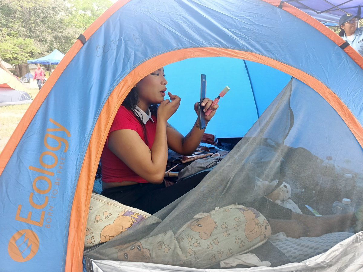 ReporteYa's tweet photo. #3Jul #Caracas #Refugiados 
Daniela Sánchez, refugiada por los terremotos del pasado 24 de junio que afectaron su vivienda en Chacaíto, se encuentra actualmente refugiada en una carpa en el #ParqueDelEste.

A pesar de las adversidades, mantiene una actitud positiva y resiliente: "No puedo estar mal y también fea", manifestó mientras se maquillaba en el campamento provisional - @GenesisCS