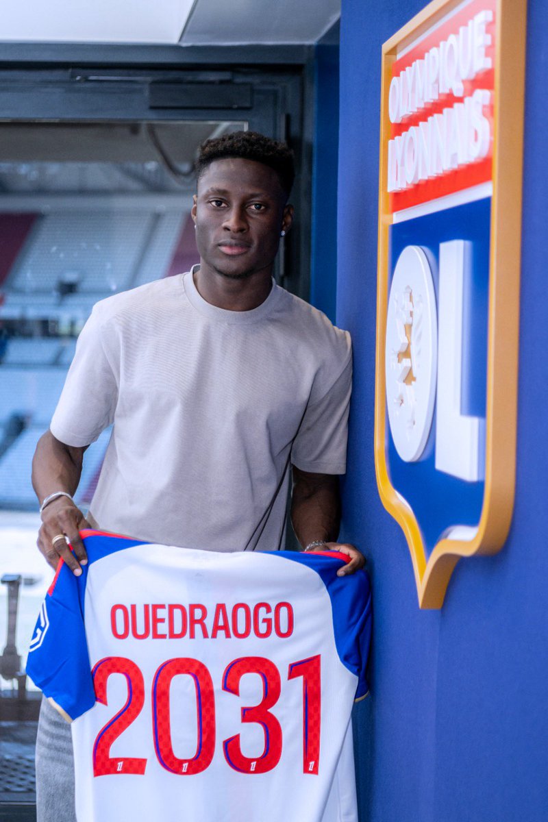 moo_oued's tweet photo. J’ai vraiment hâte de découvrir notre stade, nos supporters et de commencer cette nouvelle aventure.

À très vite. Allez l’OL ! 🦁 https://t.co/Qt47AFuUDz