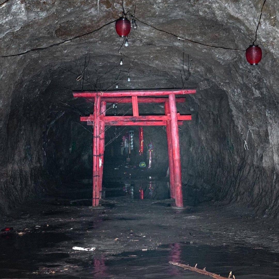 creepydotorg's tweet photo. An abandoned torii gate found at the end of a submerged tunnel in Japan.

In Shinto tradition, torii gates mark the entrance to sacred ground, symbolizing the passage into the realm of the gods. https://t.co/g2dacMDpJj