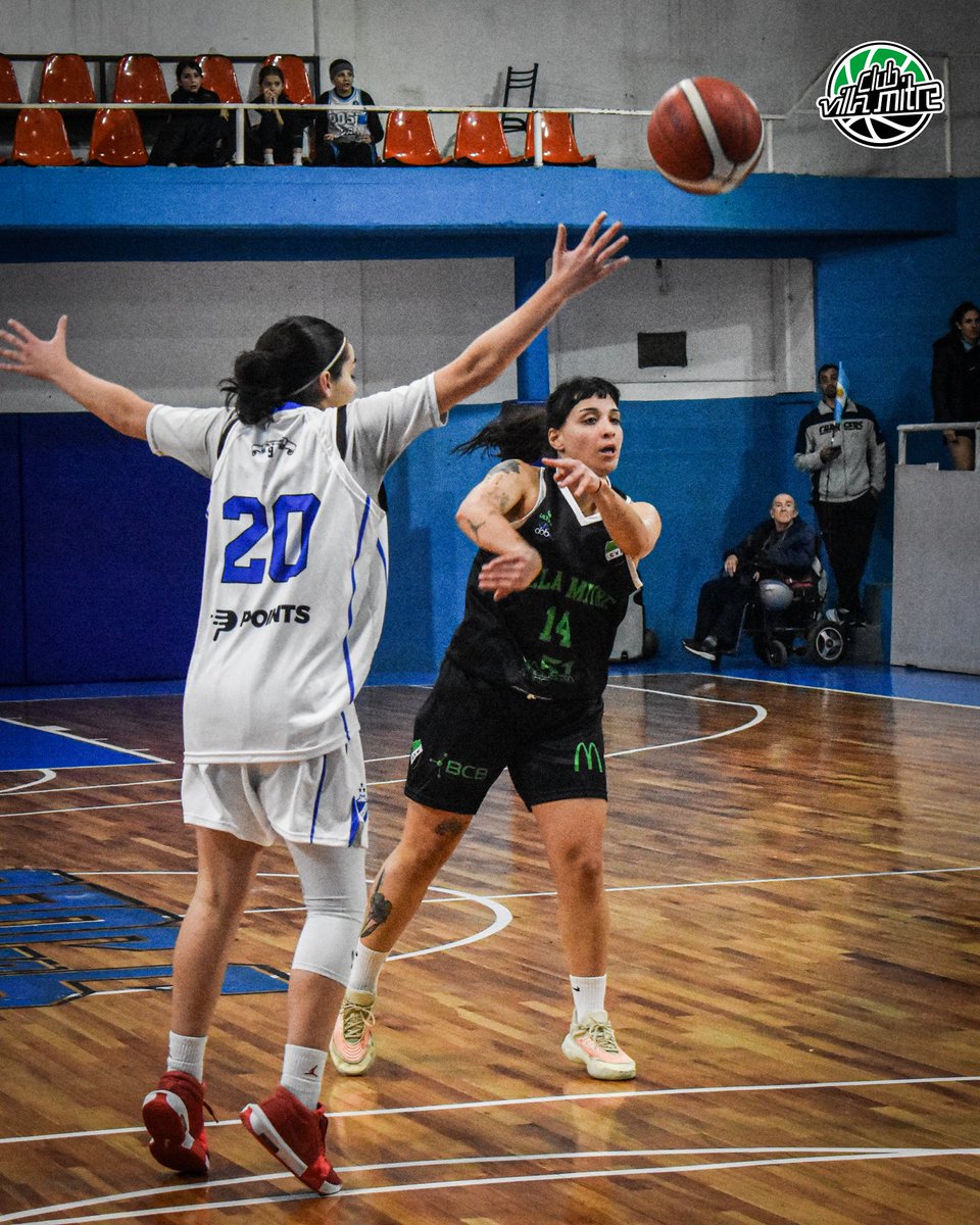 cvmbasquet's tweet photo. En imágenes 📸 el tercer punto de semifinales vs 9 de Julio.
¡Siempre para adelante, villeras! 🔜🏀
#SomosFamilia #VamosLasPibas https://t.co/Fk7Li6NczS