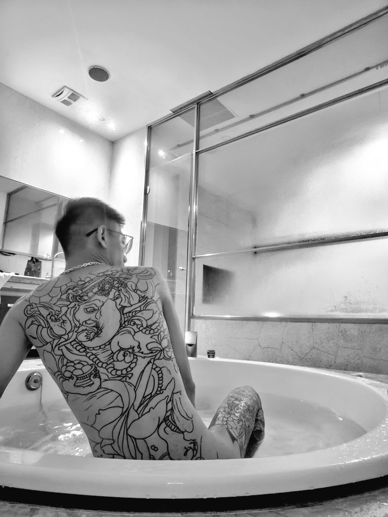 hsuan8141941's tweet photo. 超愛泡澡 
只要有浴缸一定要泡
但是住的地方沒浴缸
只能跑來汽旅嘍
#台
#刺青
#新竹 https://t.co/K9XeL6p8W1