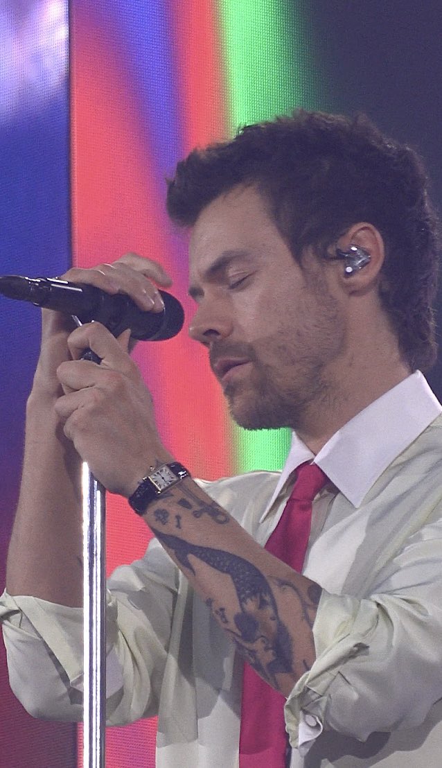 harryitanews's tweet photo. Harry questa sera durante la #WembleyN11! (Questi scatti, in qualche modo, trasmettono poesia 🫠) 

© a24nation https://t.co/h6yxXKZyqR