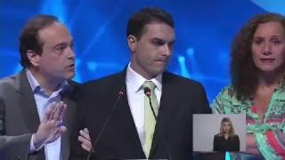 thiagobp350's tweet photo. @FlavioBolsonaro POV: Vc chama pro debate https://t.co/Fh7YKcuX74
