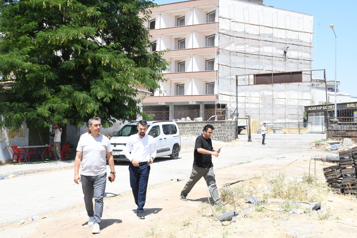 GSB_Sirnak's tweet photo. 📍 İdil
İl Müdürümüz Fedai Din, İlçe Müdürümüz Hamza Şiren ile birlikte yapımı devam eden Yarı Olimpik Yüzme Havuzu inşaatında incelemelerde bulundu.
Ardından portatif yüzme havuzumuzu da ziyaret ederek yürütülen çalışmalar hakkında değerlendirmelerde bulundu.
++++ https://t.co/TbXrL8J4yM