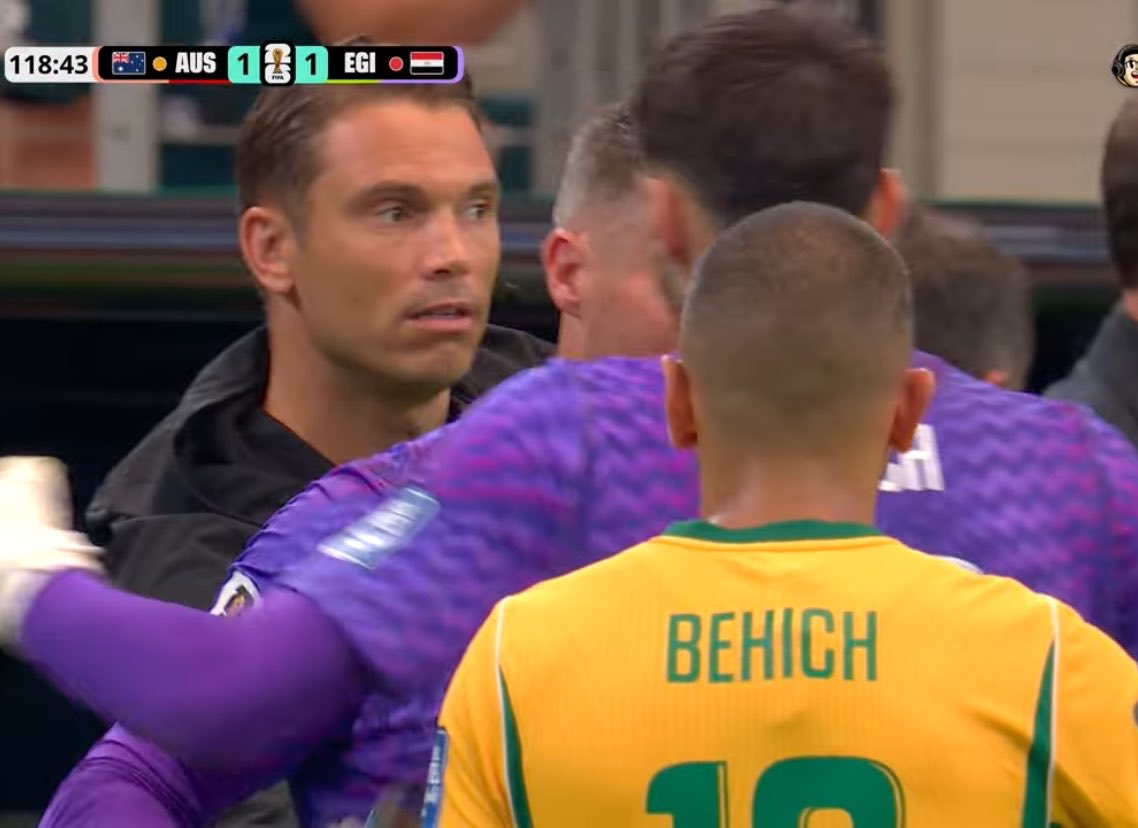 CentralDoBrega's tweet photo. OLHA A RESENHA 🇦🇺

Faltando apenas 1 minuto para o jogo acabar e ir para a prorrogação, o técnico da Austrália SUBSTITUIU o goleiro Beach e colocou Matt Ryan, visando a disputa de pênaltis. 

Holanda em 2014, é você? https://t.co/kjNAhYrWgi