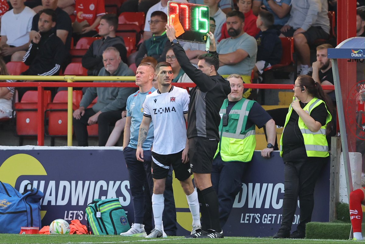 DundalkFC's tweet photo. 78’ Dundalk fans getting behind their team. Dundalk pushing. 

🔴 ⚪️ 2-1 ⚪️⚫️
  #CMonTheTown https://t.co/n0BvPb5biY