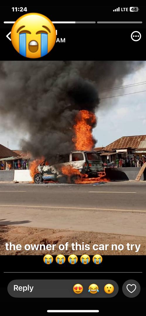 iam_kenzo's tweet photo. This burning vehicle killed the son in law of the district head of Kodape, where you have LFC Goshen and Bingham University. The car drove "one way " and was set ablaze by an angry mob. 

This incident has renewed calls for speed bumps to be constructed to avert future deaths. https://t.co/w17w4lTTdC