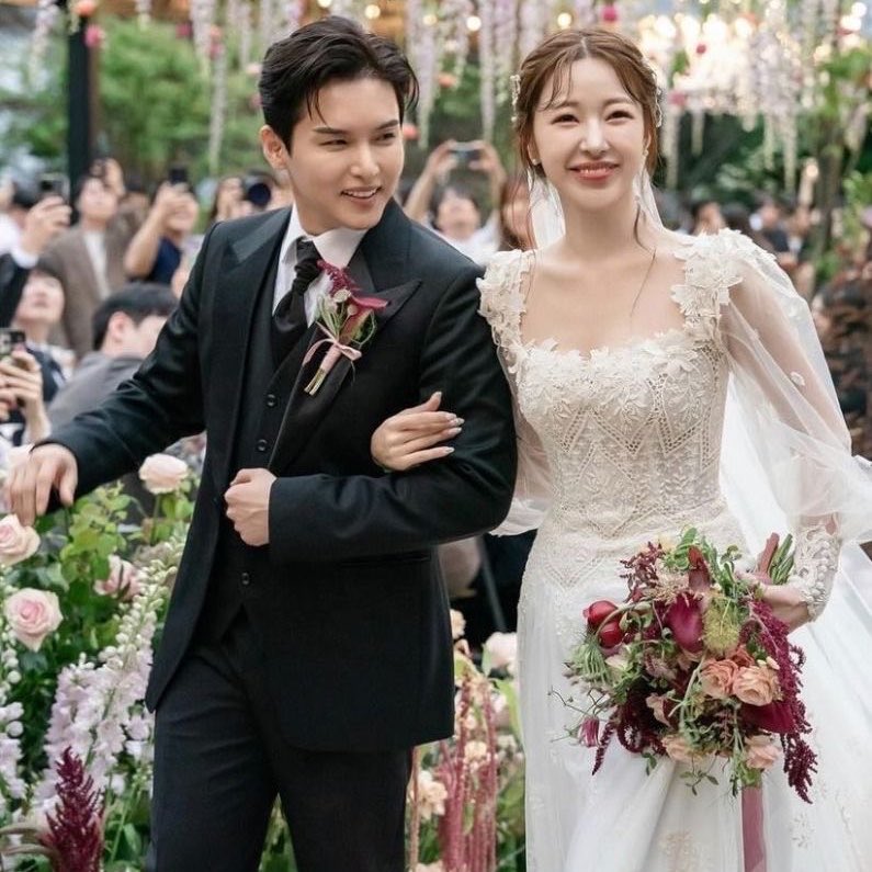 SrMeeseek's tweet photo. Obviamente KyuHyun escogió el camino Hetere, si ser Gay no le funcionó 😭 https://t.co/39LTSWyGGI