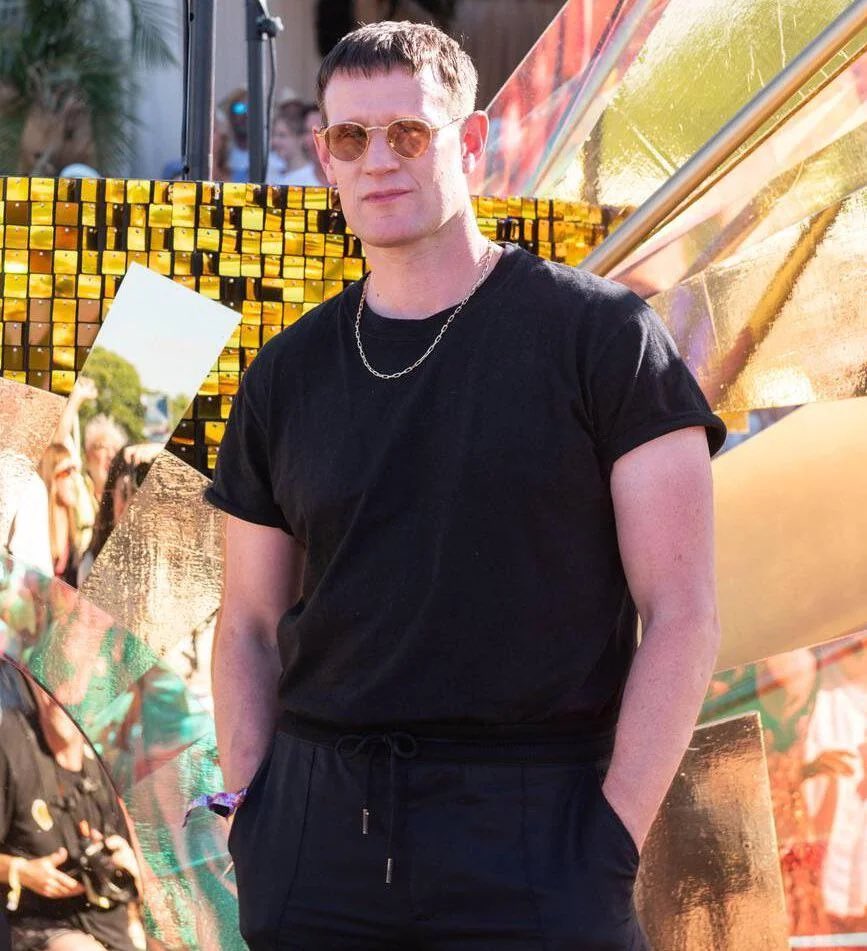 maekarwife's tweet photo. matt smith… skinny? maybe ten years ago but this man is HUGE now https://t.co/LAeeQFfKqs
