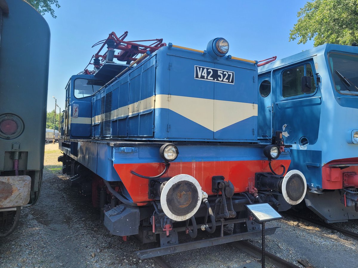 THR_Shrek's tweet photo. next to where we got some refreshments would be the electric section of the park, this would include a Ezüst Nyíl 3 section diesel unit in a gorgeous blue, with a V42 and V63 in a nice mix of blue with a V55 in a nice Near Minty green beside them https://t.co/ZVzZtgux3c