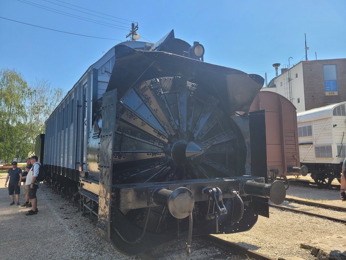 THR_Shrek's tweet photo. behind the Electric selection was a vast variety of Snowploughs, from push along in front of engine to driveable turbines, with another car converted to rail for inspection and transportation. https://t.co/3LcYSsvIuT