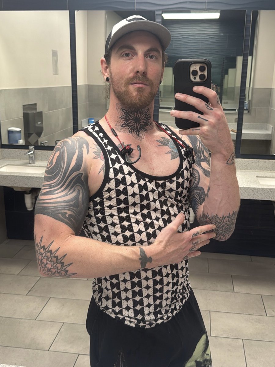dallastheghost's tweet photo. Me at 32/22. The two strongest phases of my life so far. My friends called the second pic “Beefcake Dallas” but now that I’ve exceeded that level I would prefer “Beef Swellington” thank you very much. 🥩 #weightlifting #bodybuilding #gym https://t.co/I5Lmr6Qnrt