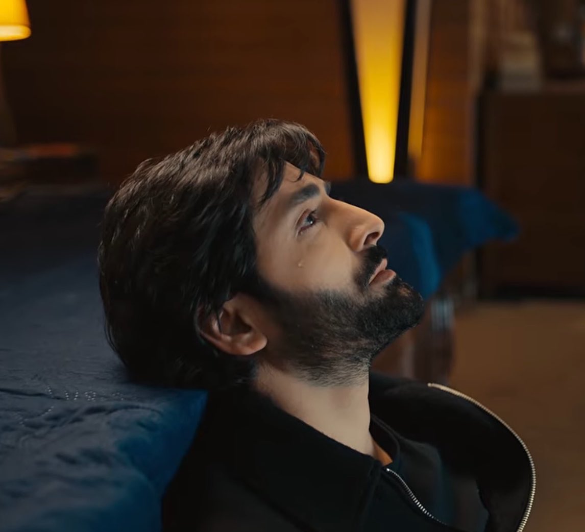 Faraahy7's tweet photo. I still don’t like Ilham and Sayhaan together but if she’s the reason Sayhaan stops crying, then I’ll support them 🥺❤️‍🩹
#DanishTaimoor  #Humrahi https://t.co/8ynqSMlJaS