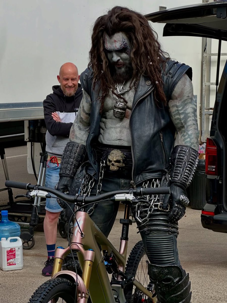 ComplexPop's tweet photo. New BTS look at Jason Momoa as Lobo on set of 'SUPERGIRL'.

📸 Matthew Aebig https://t.co/nbcIwYrAn3