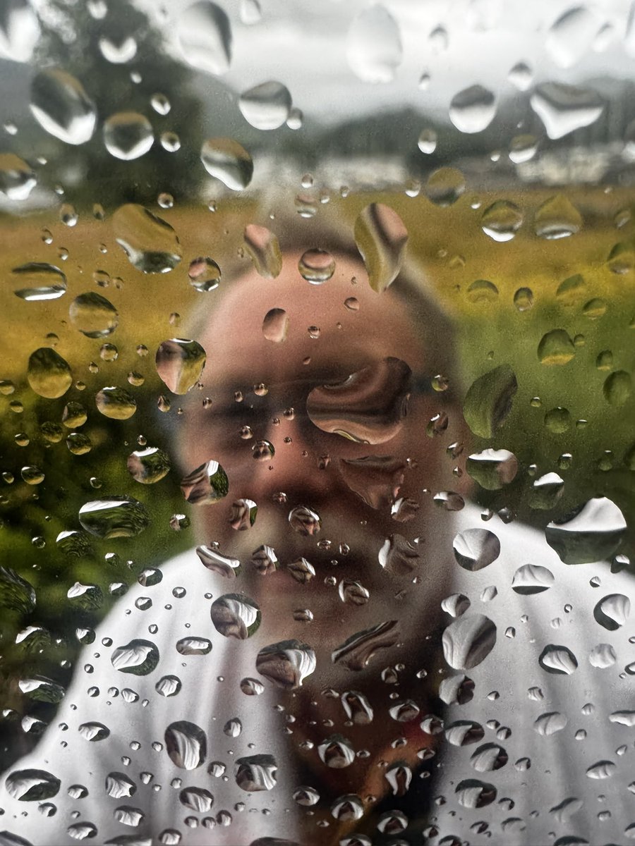 JamesMoir10's tweet photo. Window raindrop art. @nancy_sorrell https://t.co/BIOMPngU1K