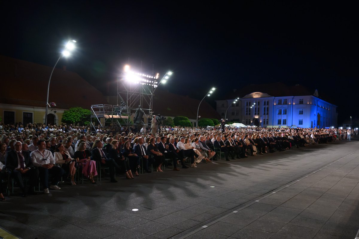 AndrejPlenkovic's tweet photo. Otvorili smo jubilarno 60. izdanje Đakovačkih vezova, jedne od najprepoznatljivijih manifestacija koja zauzima posebno mjesto u 🇭🇷 kulturnom životu.

Čestitam organizatorima koji svake godine pripremaju sve bogatiji program, a prepoznaje ga sve veći broj posjetitelja iz Hrvatske i inozemstva. Ova manifestacija uspješno povezuje kulturu, turizam i lokalnu zajednicu te potvrđuje kako tradicija može doprinijeti razvoju kontinentalnog turizma i biti pokretač gospodarskog napretka.

Još jedna prekrasna večer u srcu Slavonije – uživali smo u divnom vremeplovu!