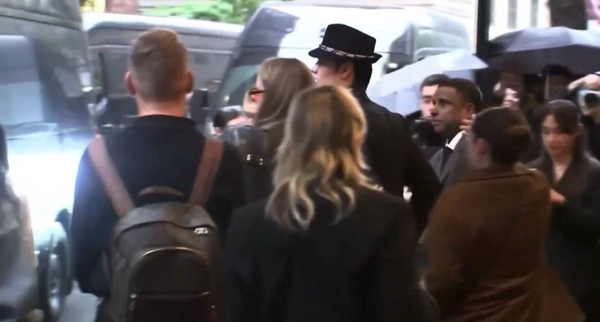 ederhaze's tweet photo. Louis Partridge foi visto saindo do hotel em Manhatann a caminho do casamento da Taylor https://t.co/zlvxK2bFIL