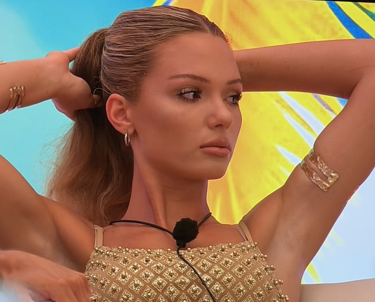Real1tyCh's tweet photo. I’m sorry Lorenzo but Julia doesn’t have to fix anything, dull Lola went full in on her just because she said she chatted with Sean.

This girl is a queen. Lola however is an insecure twat.

#loveislanduk https://t.co/B0BE7ne3q6