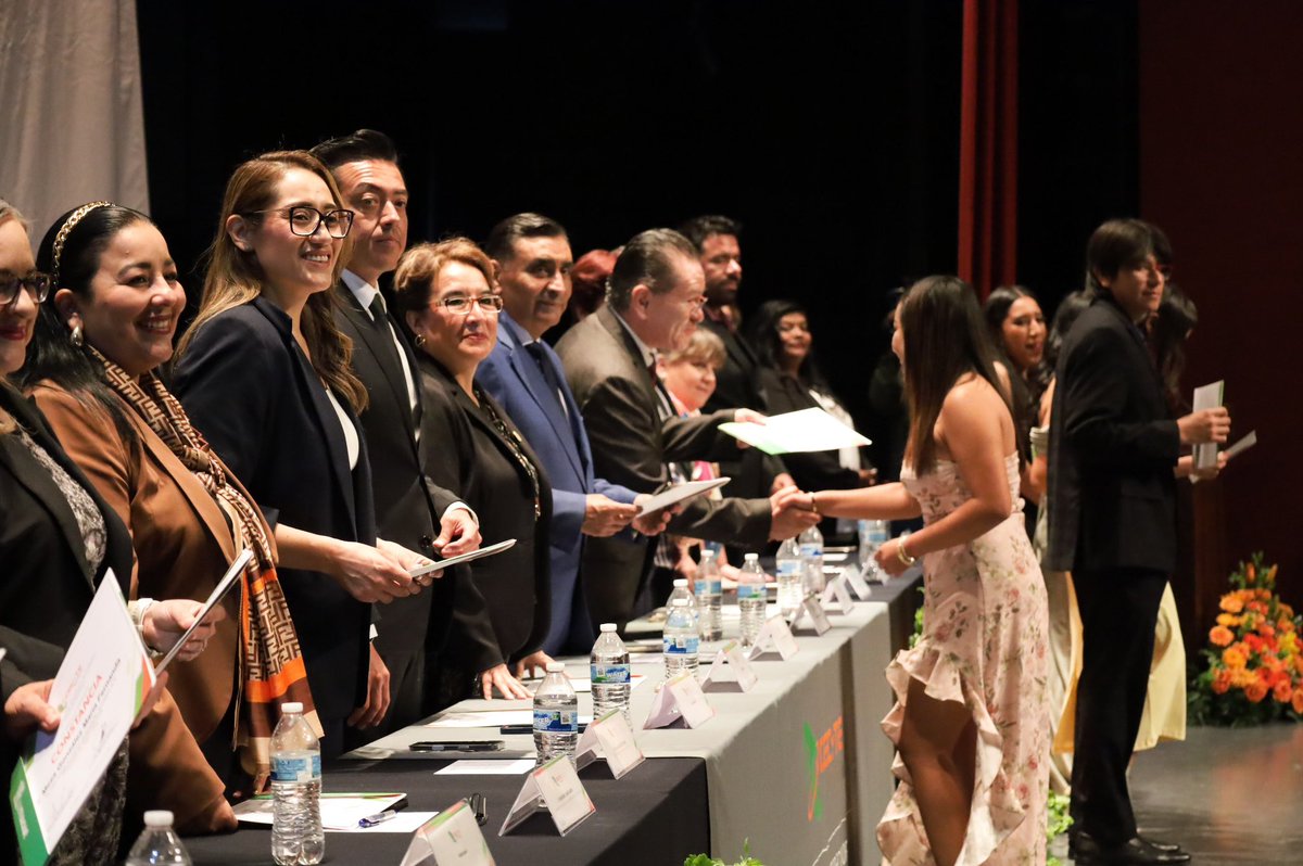 pm_diana's tweet photo. Graduación de la XVI Generación de Bachillerato Tecnológico del CECYTEQ Plantel No. 6, Corregidora 🎓

Felicidades por este logro, que representa el resultado de su esfuerzo, disciplina y dedicación.

¡Enhorabuena a las y los graduados! 💙✨ https://t.co/Xy91H7us5a