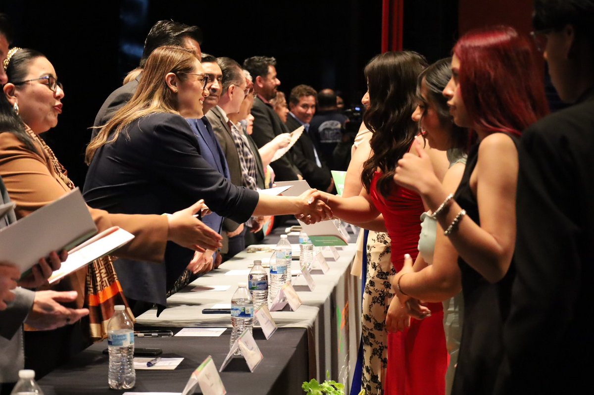 pm_diana's tweet photo. Graduación de la XVI Generación de Bachillerato Tecnológico del CECYTEQ Plantel No. 6, Corregidora 🎓

Felicidades por este logro, que representa el resultado de su esfuerzo, disciplina y dedicación.

¡Enhorabuena a las y los graduados! 💙✨ https://t.co/Xy91H7us5a