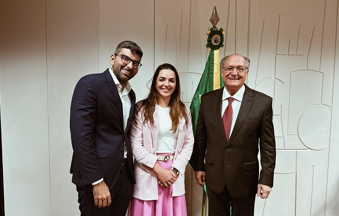 pamcosta21's tweet photo. Daniel não está construindo uma frente ampla. Está construindo uma frente confusa, onde a única linha consistente é a vontade de não desagradar ninguém, justamente o tipo de postura que acaba desagradando todo mundo.

DANIEL SANTOS PELO PARÁ, NÃO! https://t.co/ONsdwNFetn
