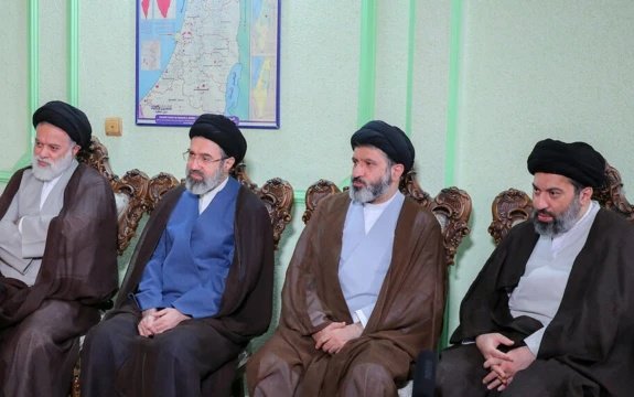 Mojtabapacino's tweet photo. ماشالله پسرای خامنه‌ای از خودشم بزدل‌تر و ترسوتر هستن. https://t.co/YEuUSJCeEj