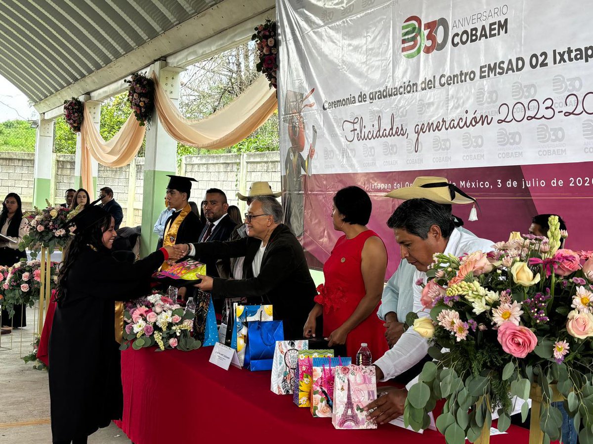COBAEMex's tweet photo. En los #30AñosCOBAEM, una nueva generación está lista para hacer historia. 📚

Nuestro Director General, Lic. José Emigdio Escobar Villanueva, acompañó a las y los 81 graduados del CEMSAD 02 #IxtapanDelOro, quienes culminan hoy una etapa de aprendizajes.

¡Éxito!🏅

#SomosCOBAEM https://t.co/H2GGMQB8kJ