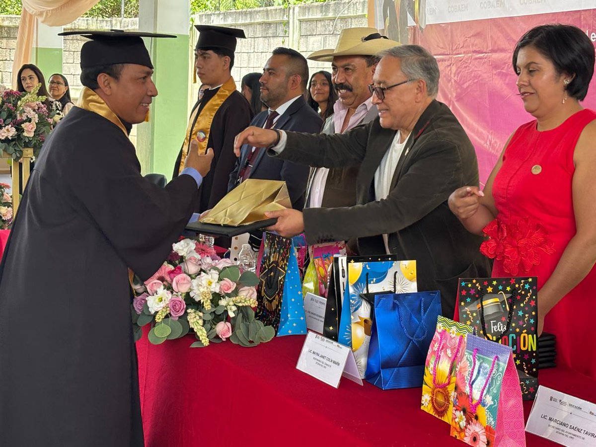COBAEMex's tweet photo. En los #30AñosCOBAEM, una nueva generación está lista para hacer historia. 📚

Nuestro Director General, Lic. José Emigdio Escobar Villanueva, acompañó a las y los 81 graduados del CEMSAD 02 #IxtapanDelOro, quienes culminan hoy una etapa de aprendizajes.

¡Éxito!🏅

#SomosCOBAEM https://t.co/H2GGMQB8kJ