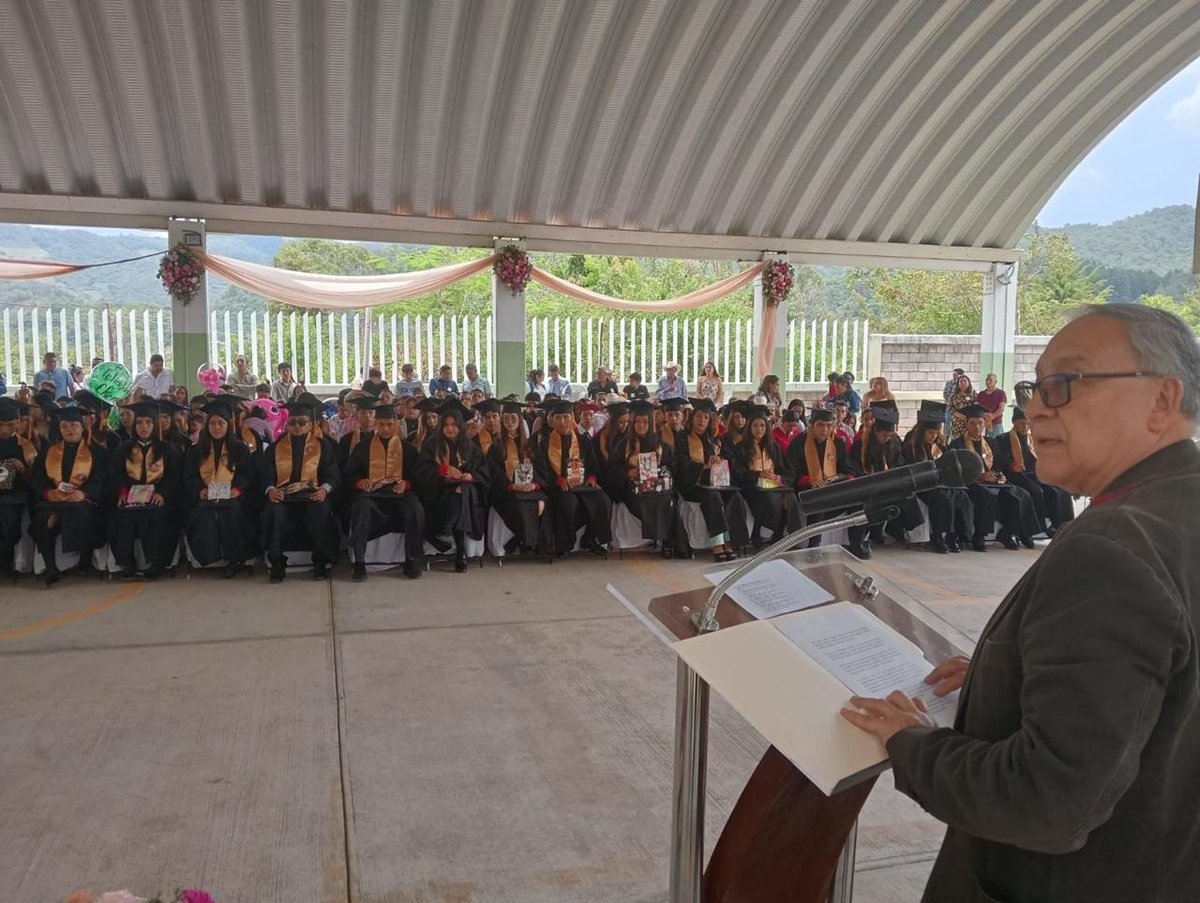 COBAEMex's tweet photo. En los #30AñosCOBAEM, una nueva generación está lista para hacer historia. 📚

Nuestro Director General, Lic. José Emigdio Escobar Villanueva, acompañó a las y los 81 graduados del CEMSAD 02 #IxtapanDelOro, quienes culminan hoy una etapa de aprendizajes.

¡Éxito!🏅

#SomosCOBAEM https://t.co/H2GGMQB8kJ