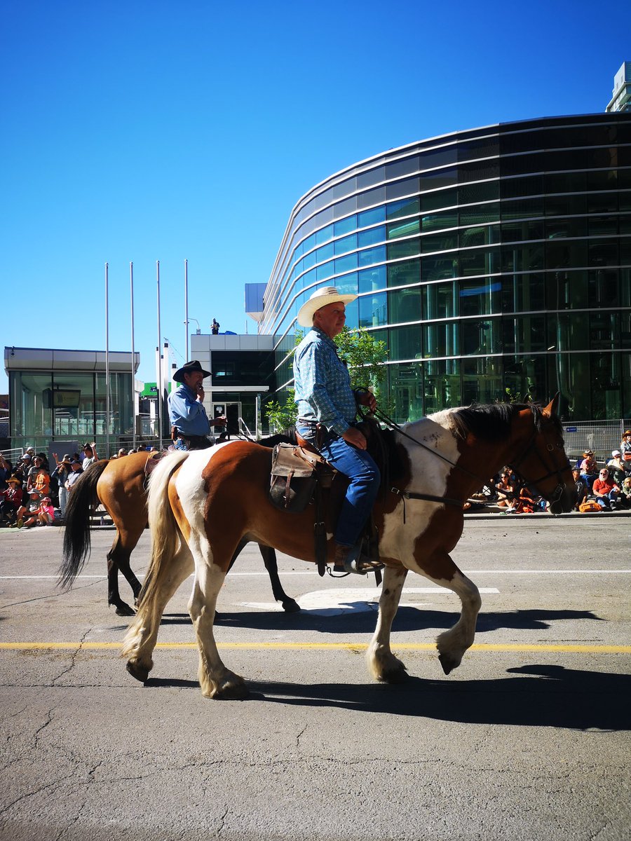 MarcMillerVM's tweet photo. 🤠 Toute la ville est là, bottes aux pieds, et la fête de la Calgary Stampede est officiellement lancée. Yahoo! https://t.co/UpFNqPONRk