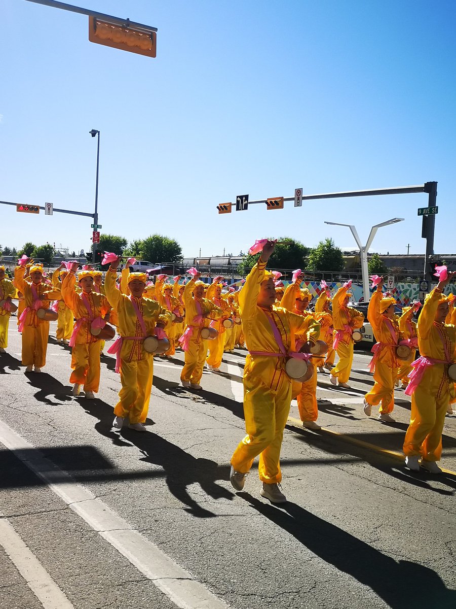 MarcMillerVM's tweet photo. 🤠 Toute la ville est là, bottes aux pieds, et la fête de la Calgary Stampede est officiellement lancée. Yahoo! https://t.co/UpFNqPONRk