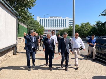 bingolbelzazaki's tweet photo. Reisê Belediya Erdal Arıkan pa Waliyê Çoligi Cahit Çelik, inşaatê nêweşxoneyo newe tedqiq kerd. 

Reis Arıkan, xebata ki nêweşxone u derdormaleyê nêweşxoneyi dı dewom kena malumat guret u xebatkaron dır istişare kerd.

@Erdalarikan12 @bingolbel https://t.co/pHXRl8qRKR
