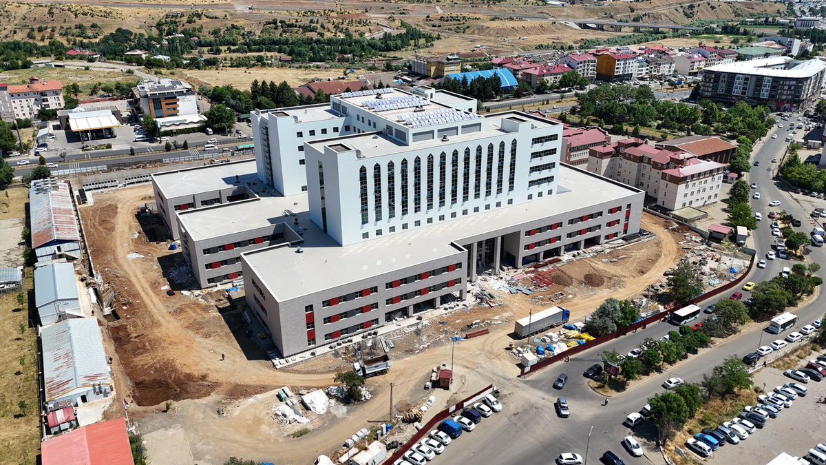 bingolbelzazaki's tweet photo. Reisê Belediya Erdal Arıkan pa Waliyê Çoligi Cahit Çelik, inşaatê nêweşxoneyo newe tedqiq kerd. 

Reis Arıkan, xebata ki nêweşxone u derdormaleyê nêweşxoneyi dı dewom kena malumat guret u xebatkaron dır istişare kerd.

@Erdalarikan12 @bingolbel https://t.co/pHXRl8qRKR
