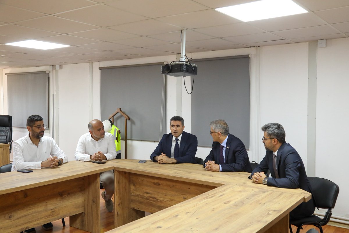 bingolbelzazaki's tweet photo. Reisê Belediya Erdal Arıkan pa Waliyê Çoligi Cahit Çelik, inşaatê nêweşxoneyo newe tedqiq kerd. 

Reis Arıkan, xebata ki nêweşxone u derdormaleyê nêweşxoneyi dı dewom kena malumat guret u xebatkaron dır istişare kerd.

@Erdalarikan12 @bingolbel https://t.co/pHXRl8qRKR