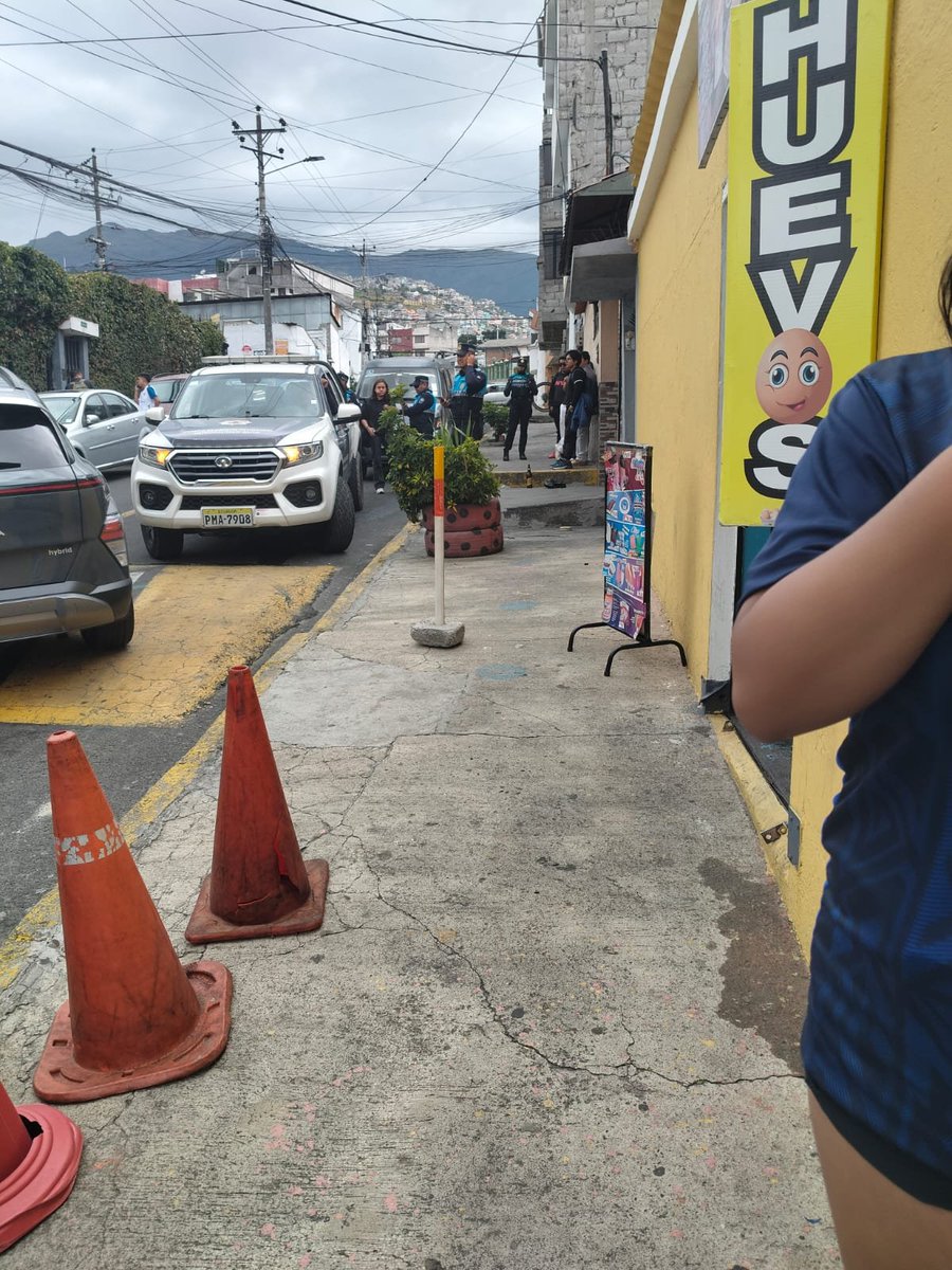 EDUDJ20's tweet photo. @amcquito los alrededores de la @Uni_Indoamerica ... bebedero publico . Mal estacionados ventas en la calle @AMT_Quito https://t.co/avaLuevOGL