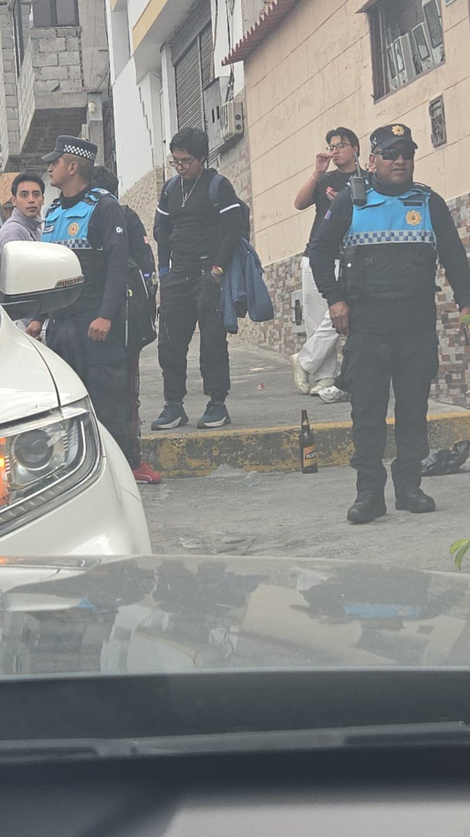 EDUDJ20's tweet photo. @amcquito los alrededores de la @Uni_Indoamerica ... bebedero publico . Mal estacionados ventas en la calle @AMT_Quito https://t.co/avaLuevOGL