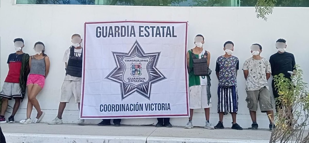 MartinJuarez64's tweet photo. 🚔 Siete personas fueron detenidas tras un operativo en una vivienda invadida en el fraccionamiento Las Flores. Autoridades aseguraron 12 dosis de cristal, una bolsa con marihuana, dos chalecos tácticos con placas y una réplica de arma larga. #CiudadVictoria https://t.co/3X0IoTCWme