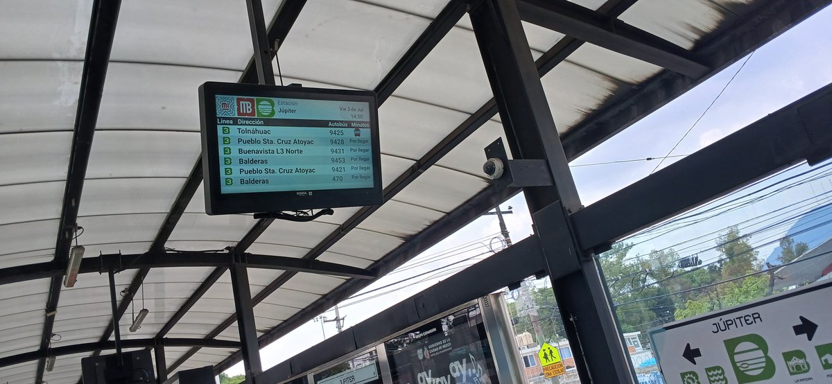balamcastro's tweet photo. @MetrobusCDMX  tus autobuses no llegan, pero los autos ya invaden tu carril, aqui en la estcion jupiter con dirección al sur. https://t.co/0mvGutlnZZ