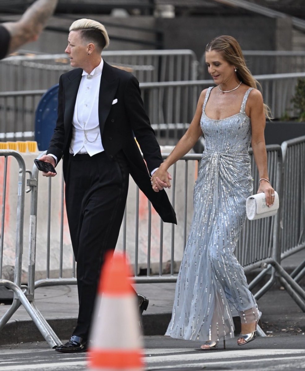 MediumSizeMeech's tweet photo. Okay but what is the dress code for Taylor Swift’s wedding? Why are some people wearing tails and some people are wearing dresses you can buy at Anthropologie https://t.co/dtdR5TEBgE