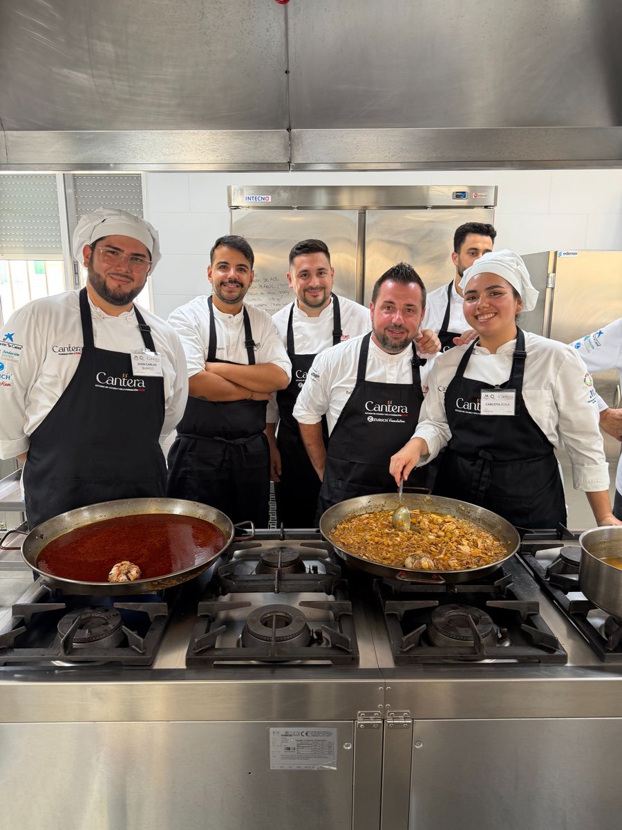 ElPimpiMalaga's tweet photo. En El Pimpi también se aprende.

Cantera acompaña a jóvenes que buscan convertir la cocina en una profesión.

Porque detrás de cada gran cocinero siempre hubo una primera oportunidad. ❤️

Más información:
https://t.co/xUp7n4ZMI4

@fundacion_elpimpi https://t.co/2o3q8ezSDJ