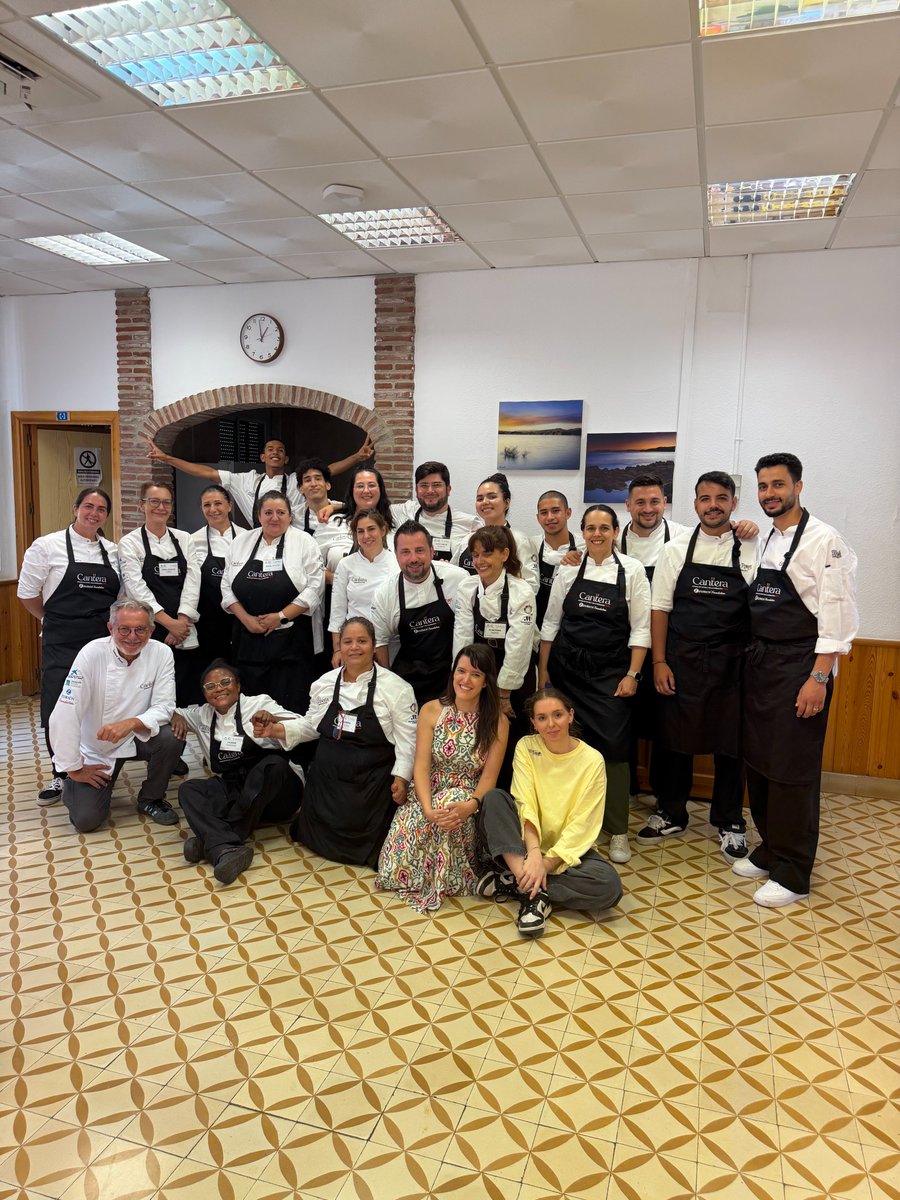 ElPimpiMalaga's tweet photo. En El Pimpi también se aprende.

Cantera acompaña a jóvenes que buscan convertir la cocina en una profesión.

Porque detrás de cada gran cocinero siempre hubo una primera oportunidad. ❤️

Más información:
https://t.co/xUp7n4ZMI4

@fundacion_elpimpi https://t.co/2o3q8ezSDJ