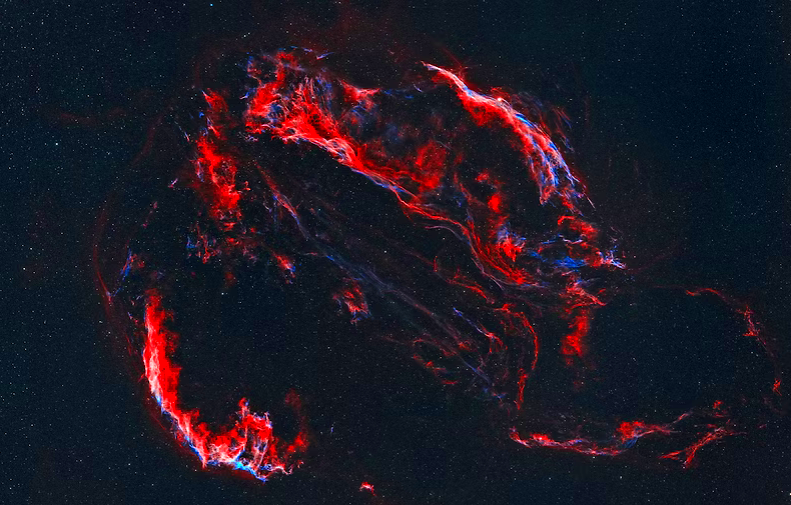 LillyAstronomy's tweet photo. 💫  𝗢𝗡𝗘 𝗢𝗕𝗝𝗘𝗖𝗧, 𝗢𝗧𝗛𝗘𝗥 𝗟𝗜𝗚𝗛𝗧𝗪𝗔𝗩𝗘

- LEFT we see the Veil Nebula photographed with a special filter that mainly records the light emitted by the gas within the nebula. This makes its delicate filaments stand out clearly, while the light from most of the stars is greatly reduced.

- RIGHT we see the same object in a more natural view. Here, both the stars and the nebula are clearly visible, allowing us to see where the Veil Nebula lies in the sky and how it appears as a whole.