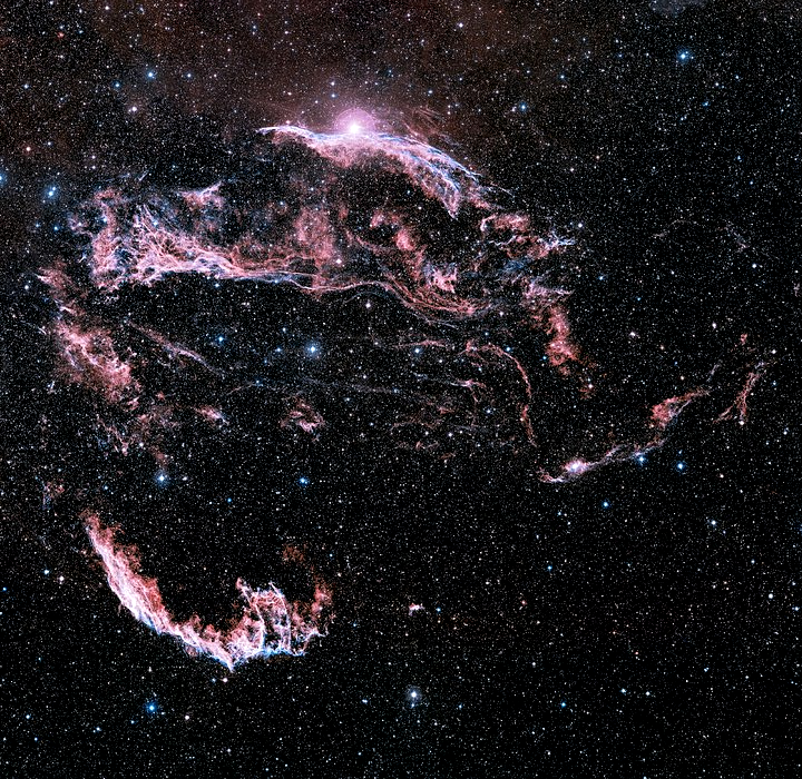 LillyAstronomy's tweet photo. 💫  𝗢𝗡𝗘 𝗢𝗕𝗝𝗘𝗖𝗧, 𝗢𝗧𝗛𝗘𝗥 𝗟𝗜𝗚𝗛𝗧𝗪𝗔𝗩𝗘

- LEFT we see the Veil Nebula photographed with a special filter that mainly records the light emitted by the gas within the nebula. This makes its delicate filaments stand out clearly, while the light from most of the stars is greatly reduced.

- RIGHT we see the same object in a more natural view. Here, both the stars and the nebula are clearly visible, allowing us to see where the Veil Nebula lies in the sky and how it appears as a whole.